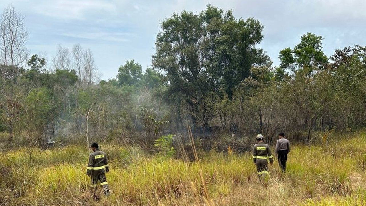 Polda Kepri kembali bergerak cepat memadamkan kebakaran lahan di Batam, khususnya di kawasan Nongsa, di tengah ancaman musim kemarau yang meningkatkan risiko Karhutla.