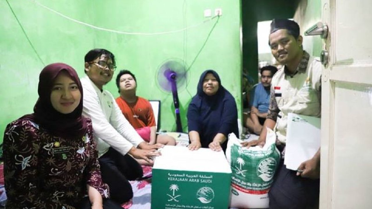 Baznas Kota Tangerang menyalurkan bantuan sembako dari Kerajaan Arab Saudi kepada masyarakat. Sebanyak 125 paket didistribusikan untuk meringankan beban warga menjelang Ramadan, membuat pembaca penasaran akan dampak positifnya.