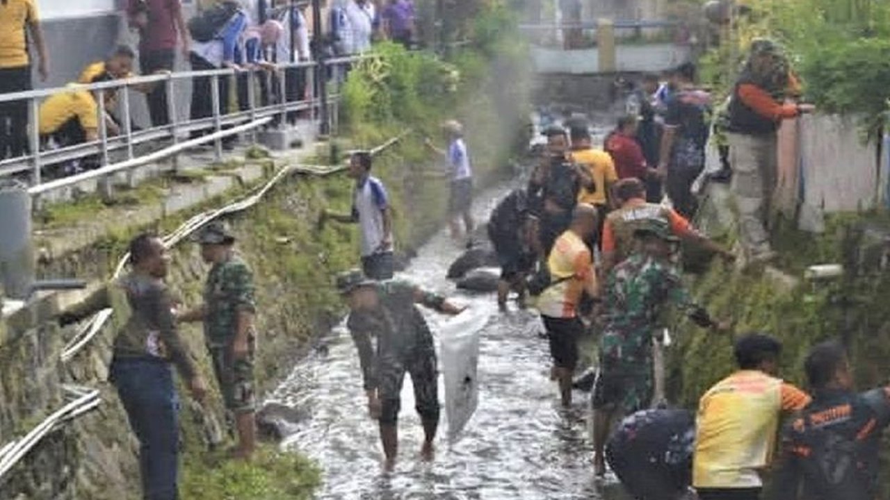 Korem 081/DSJ menginisiasi Gerakan ASRI (Aman, Sehat, Resik, Indah) secara serentak untuk menciptakan lingkungan yang bersih dan menumbuhkan kesadaran masyarakat akan pentingnya kebersihan.