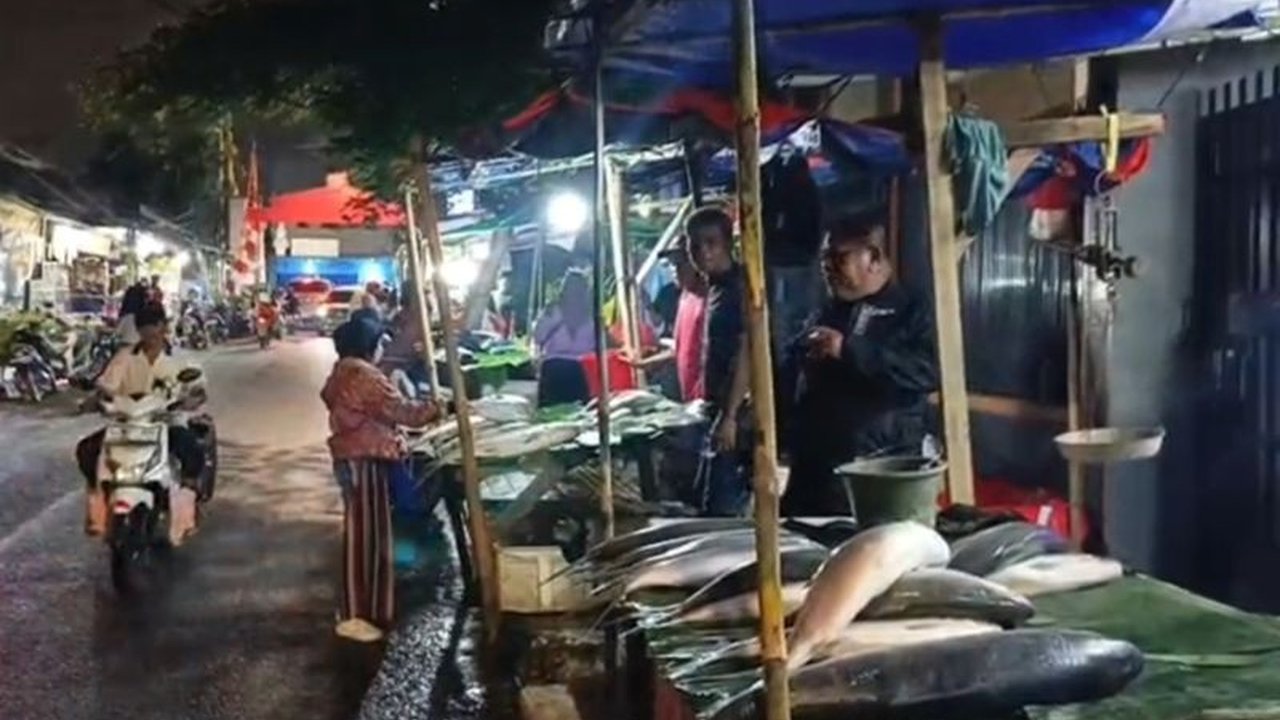 Pasar Ikan Bandeng Imlek Rawa Belong kembali hadir menyambut Imlek, menawarkan tradisi kuliner khas yang dinanti. Pedagang optimis penjualan akan melonjak drastis seiring mendekatnya perayaan.