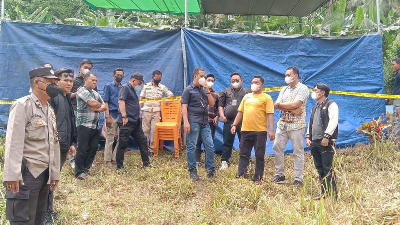 Misteri kematian Kepala Desa Kelau yang semula diduga gantung diri kini memasuki babak baru. Polisi melakukan autopsi kematian Kades Kelau atas permintaan keluarga yang curiga adanya tindak pidana pembunuhan berencana, berharap mengungkap kebenaran.
