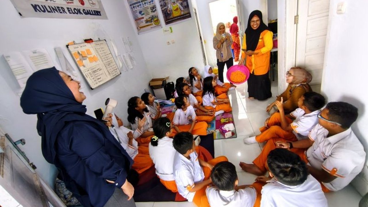 UMKM Elok Gallery berikan edukasi produksi makanan sehat tanpa pengawet kepada siswa SD Madania Makassar. Inisiatif UMKM Elok Edukasi Makanan Sehat ini menumbuhkan kreativitas dan kesadaran gizi.