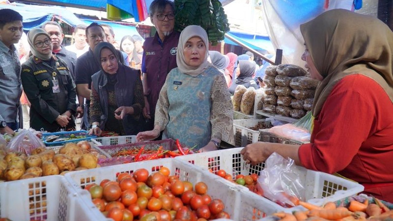 Pemerintah Kota Makassar intensifkan pengawasan harga pangan jelang Ramadhan dan Imlek. Langkah ini diambil untuk memastikan stabilitas harga dan ketersediaan bahan pokok di Makassar, mencegah lonjakan harga yang meresahkan masyarakat.