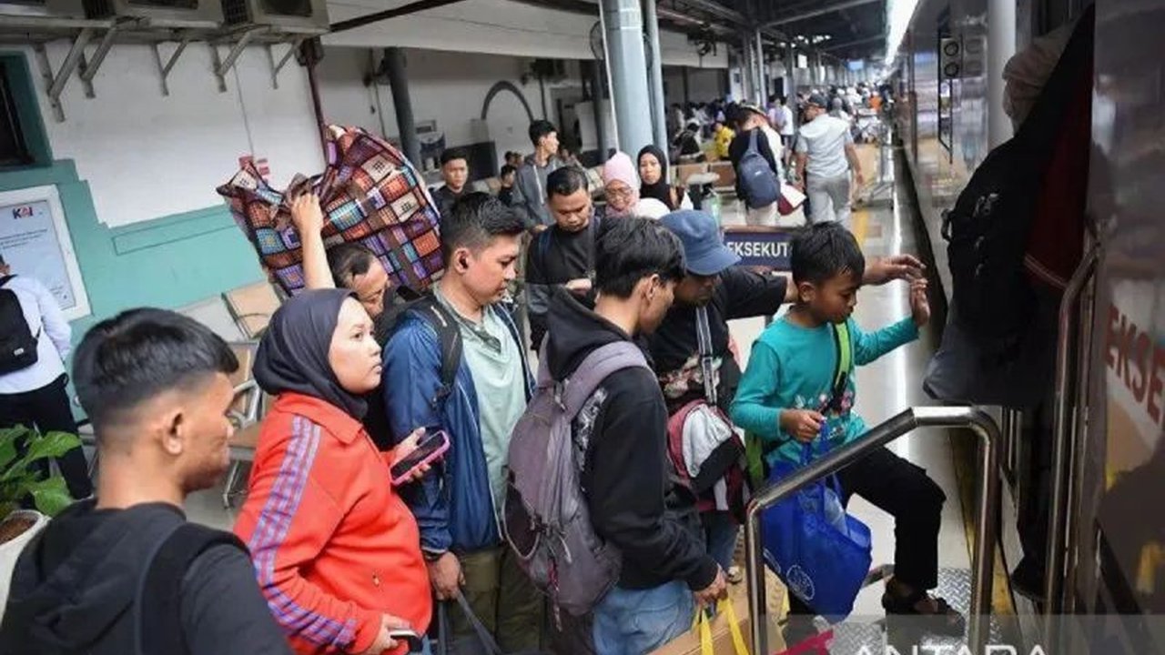 Kementerian Perhubungan memprediksi jumlah Prediksi Pemudik Lebaran 2026 mencapai 143,9 juta orang. Angka ini sedikit menurun dari estimasi tahun sebelumnya, namun kewaspadaan tetap tinggi mengingat realisasi bisa melebihi perkiraan awal.
