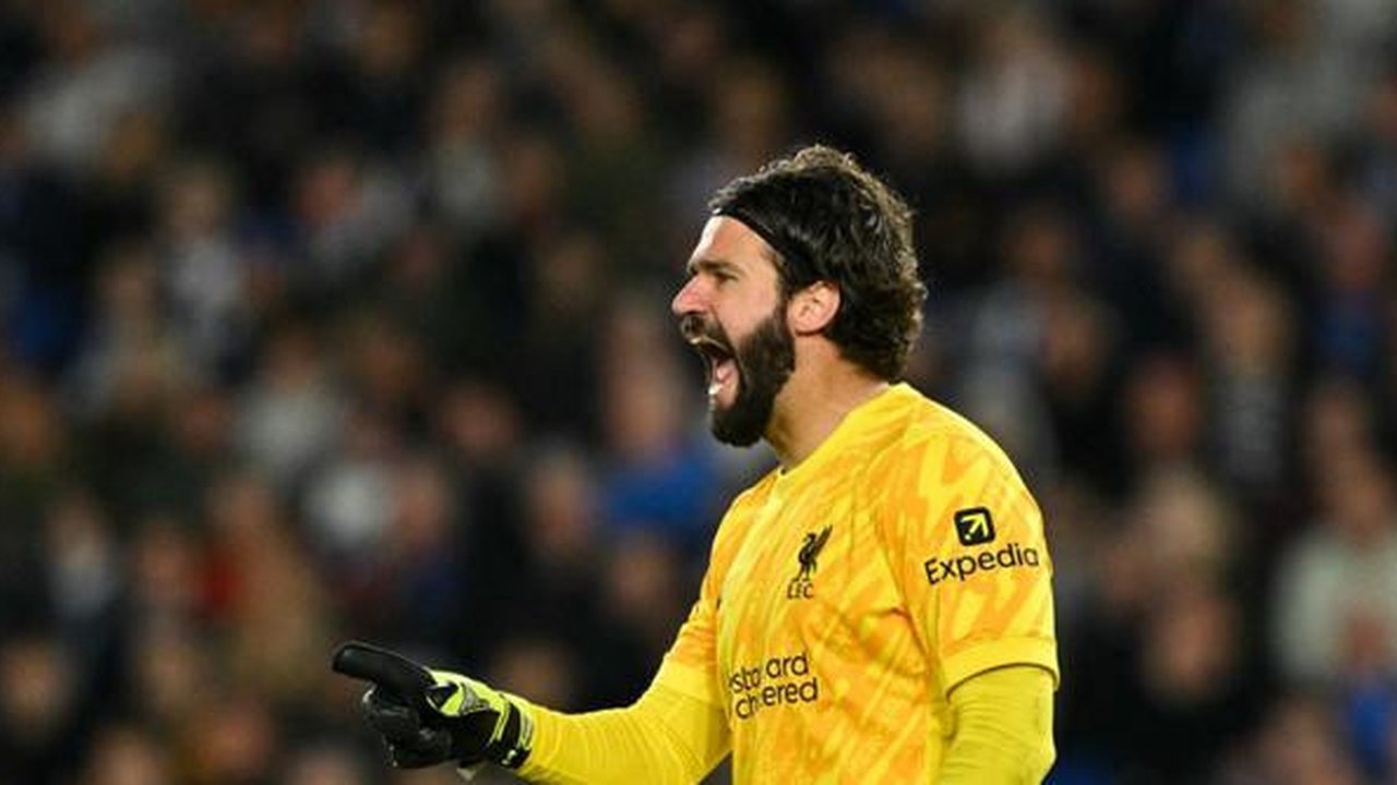 Kiper Liverpool asal Brasil #01, Alisson Becker, bereaksi selama pertandingan sepak bola Liga Primer Inggris antara Brighton dan Hove Albion dan Liverpool di Stadion American Express Commu