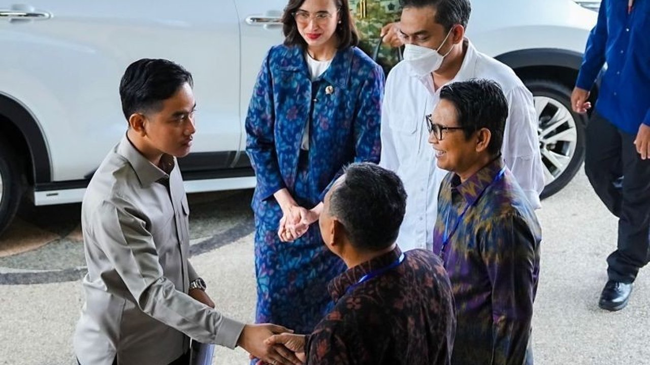 Wakil Presiden Gibran Rakabuming Raka menyerap masukan komprehensif dari pelaku pariwisata Bali, membahas tantangan struktural seperti kemacetan dan sampah demi keberlanjutan sektor pariwisata Bali.