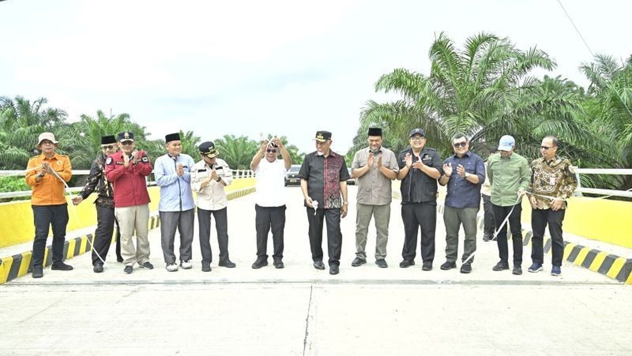 Pemerintah Provinsi Sumatera Barat meresmikan tiga jembatan baru sebagai akses vital menuju Pelabuhan Teluk Tapang, diharapkan mampu mendorong pertumbuhan ekonomi dan konektivitas wilayah.