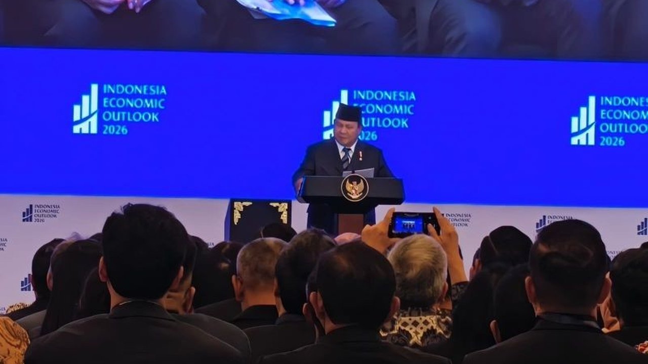 Presiden Prabowo Subianto menyatakan Program Makan Bergizi Gratis (MBG) telah signifikan meningkatkan konsumsi rumah tangga dan kesejahteraan masyarakat, terbukti dari laporan kepala daerah dan data industri, mendorong optimisme ekonomi 2026.