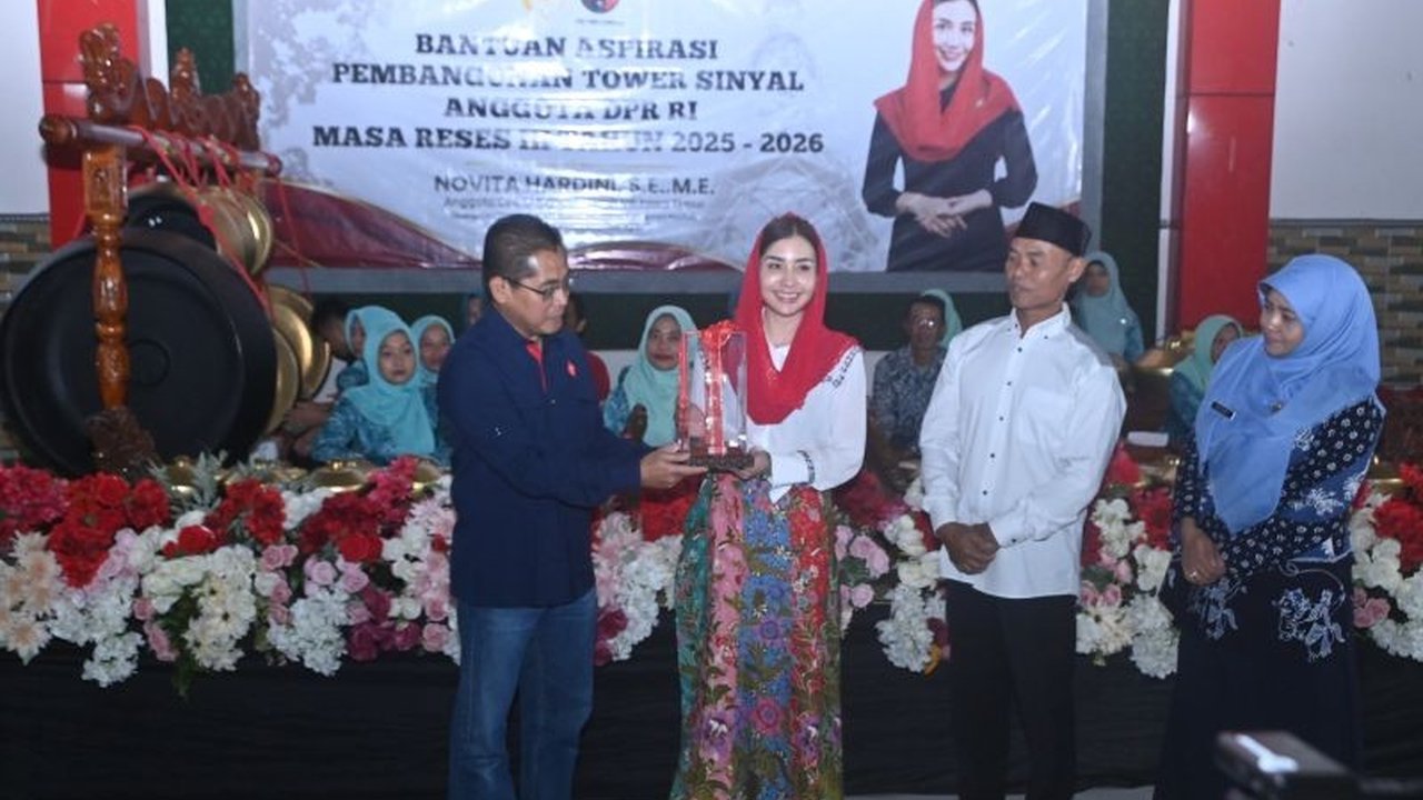 Anggota Komisi VII DPR RI memfasilitasi pembangunan sembilan menara BTS Trenggalek di area nirsinyal, meningkatkan akses telekomunikasi dan layanan publik bagi masyarakat.