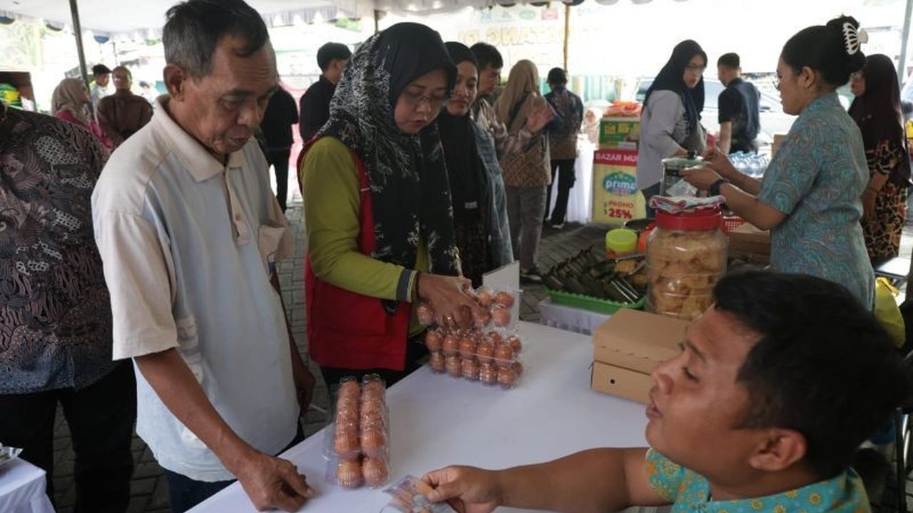 Pemerintah Kota Surabaya melalui Gerakan Pangan Murah (GPM) berupaya mengendalikan inflasi dan menjaga daya beli masyarakat menjelang Ramadan. Inisiatif ini memasarkan hasil panen petani lokal dan produk padat karya.