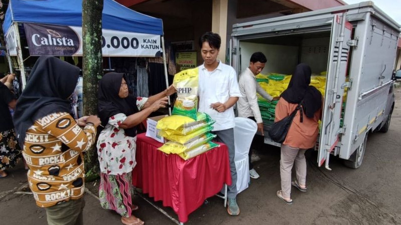 Perum Bulog dan Pemerintah Kabupaten Kediri berkolaborasi menggelar Gerakan Pangan Murah (GPM) untuk menjaga stabilitas harga pangan Kediri menjelang Ramadan 2026. Masyarakat dapat menjangkau kebutuhan pokok dengan harga terjangkau.