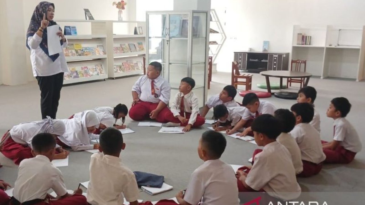 Perpustakaan Daerah Kabupaten Bangka Barat berinovasi dengan menghadirkan wahana membaca menyenangkan, bertujuan meningkatkan minat literasi masyarakat dan siswa sejak dini.