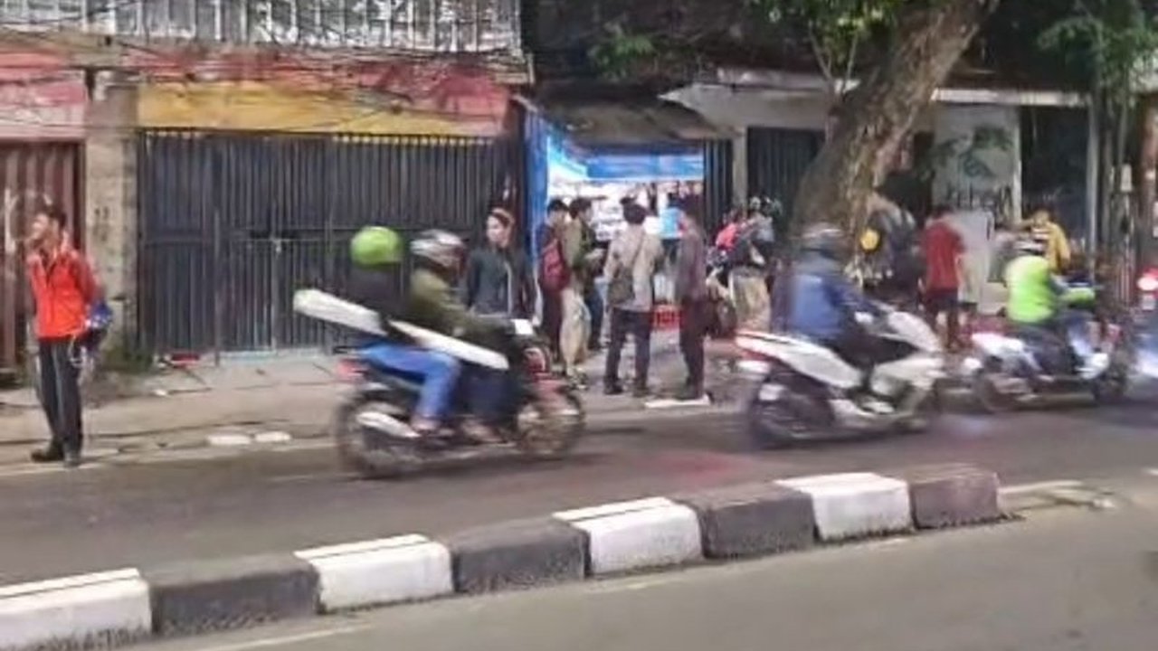 Insiden oli tumpah di Jalan Palmerah Barat menyebabkan sejumlah pemotor berjatuhan beruntun pada Jumat malam, setelah sebuah angkot mogok dan olinya meluber ke jalan.