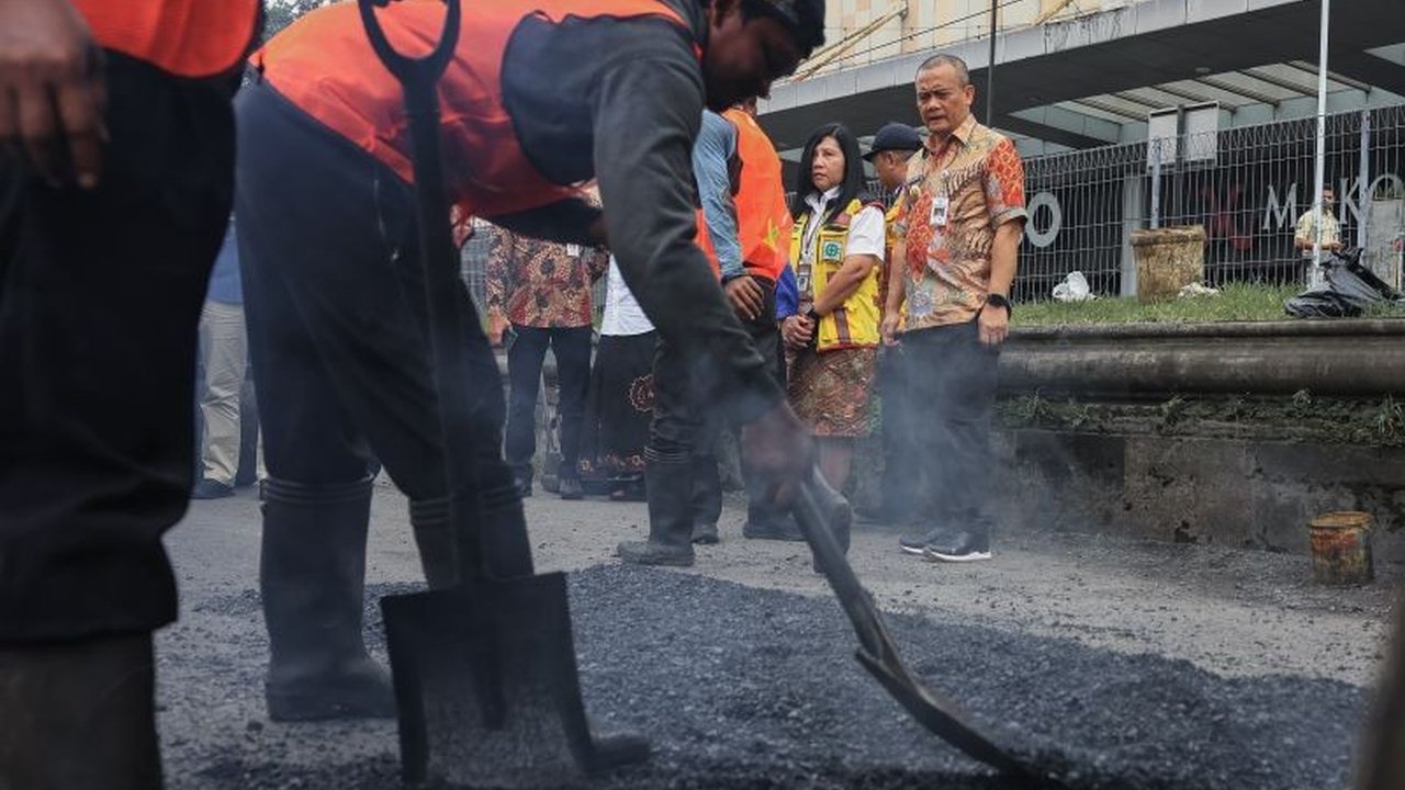 Pemerintah Provinsi Jawa Tengah (Pemprov Jateng) terus menggenjot perbaikan jalan Jateng Lebaran 2026 demi kelancaran arus mudik dan balik, serta mendukung pergerakan ekonomi daerah.