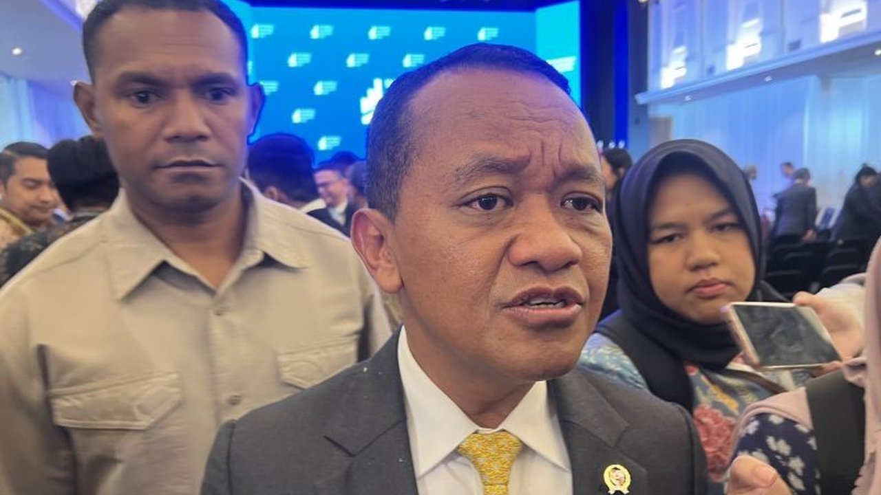 Menteri ESDM Bahlil Lahadalia tegaskan kebijakan mandatori bioetanol E20 pada BBM mulai 2028. Langkah ini diharapkan mampu tekan impor bensin dan wujudkan swasembada energi. Simak detailnya!