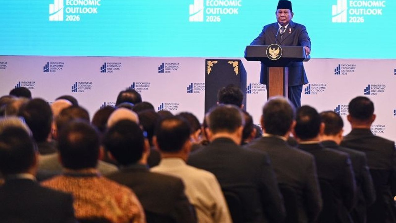 Presiden Prabowo Subianto mengumumkan keberhasilan pemerintah dalam penghematan anggaran sebesar Rp308 triliun pada tahun pertama, mengalihkan dana untuk program pro-rakyat seperti Makan Bergizi Gratis.