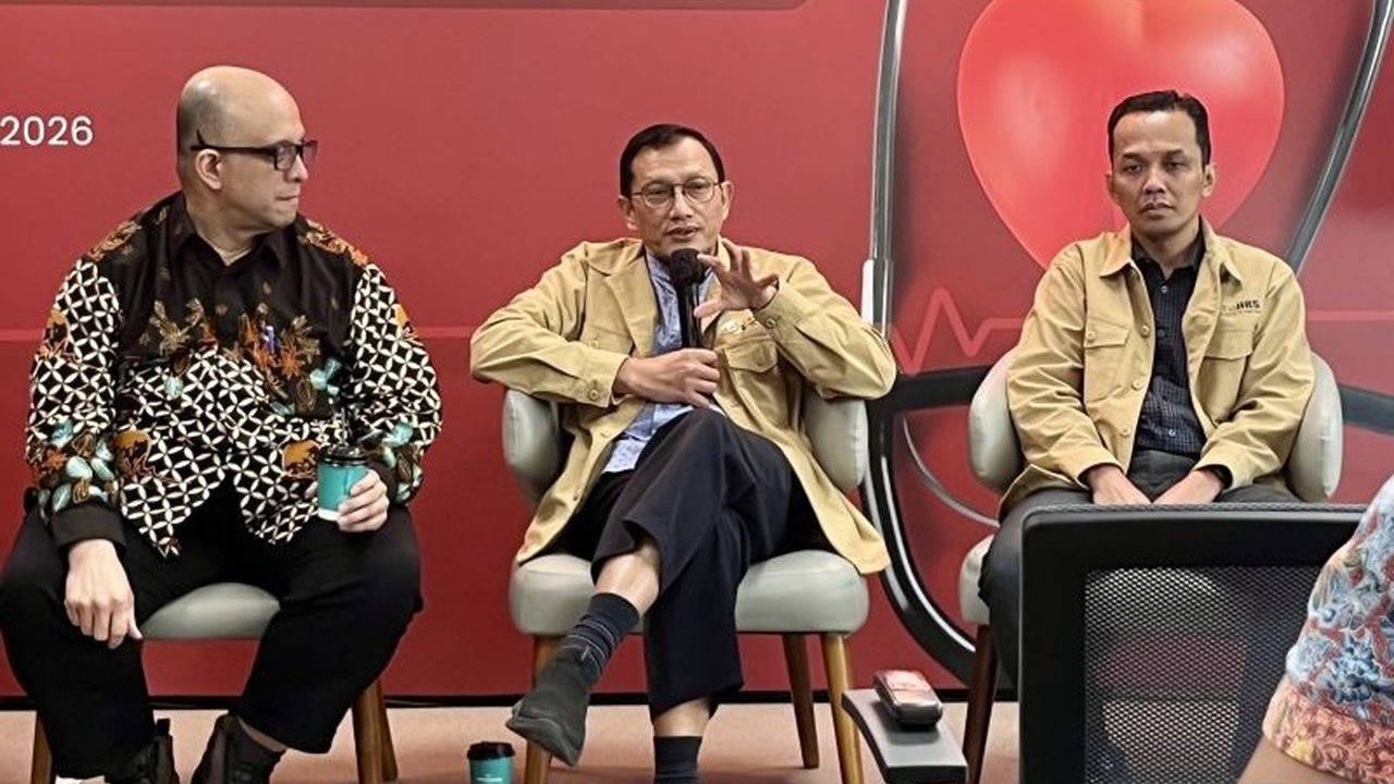 Fibrilasi atrium, gangguan irama jantung yang berisiko stroke, kini banyak menyerang usia produktif di Indonesia, berbeda dengan pola di Barat. Deteksi dini fibrilasi atrium sangat penting untuk mencegah dampak sosial dan ekonomi yang meluas.