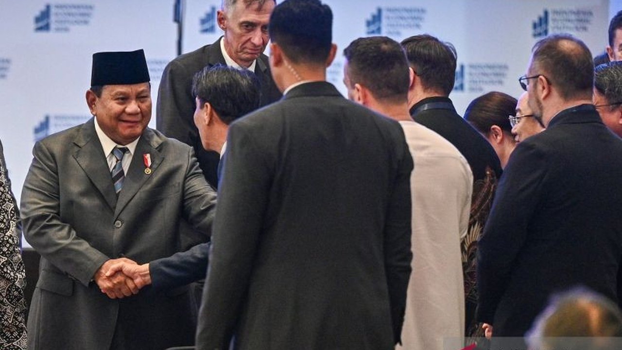 Presiden Prabowo Subianto memuji kinerja jajaran menteri dan tim pemerintahannya, menegaskan bahwa mereka adalah putra putri terbaik bangsa yang telah membawa dampak nyata pada perekonomian dan siap membawa Indonesia mandiri.