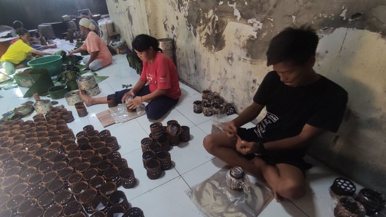 Produsen kue keranjang di Kabupaten Bekasi menikmati berkah maraton hari raya. Usaha rumahan ini kebanjiran pesanan jelang Imlek, Ramadhan, dan Idul Fitri, menarik pembeli dari lokal hingga mancanegara.