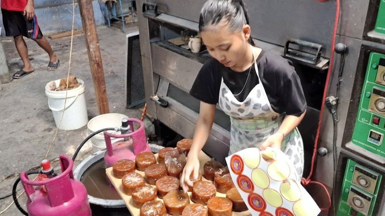 Perajin Kue Keranjang Lampung mengalami lonjakan produksi signifikan menjelang perayaan Imlek 2026, didorong kenaikan permintaan masyarakat luas dan tantangan kenaikan harga bahan baku.
