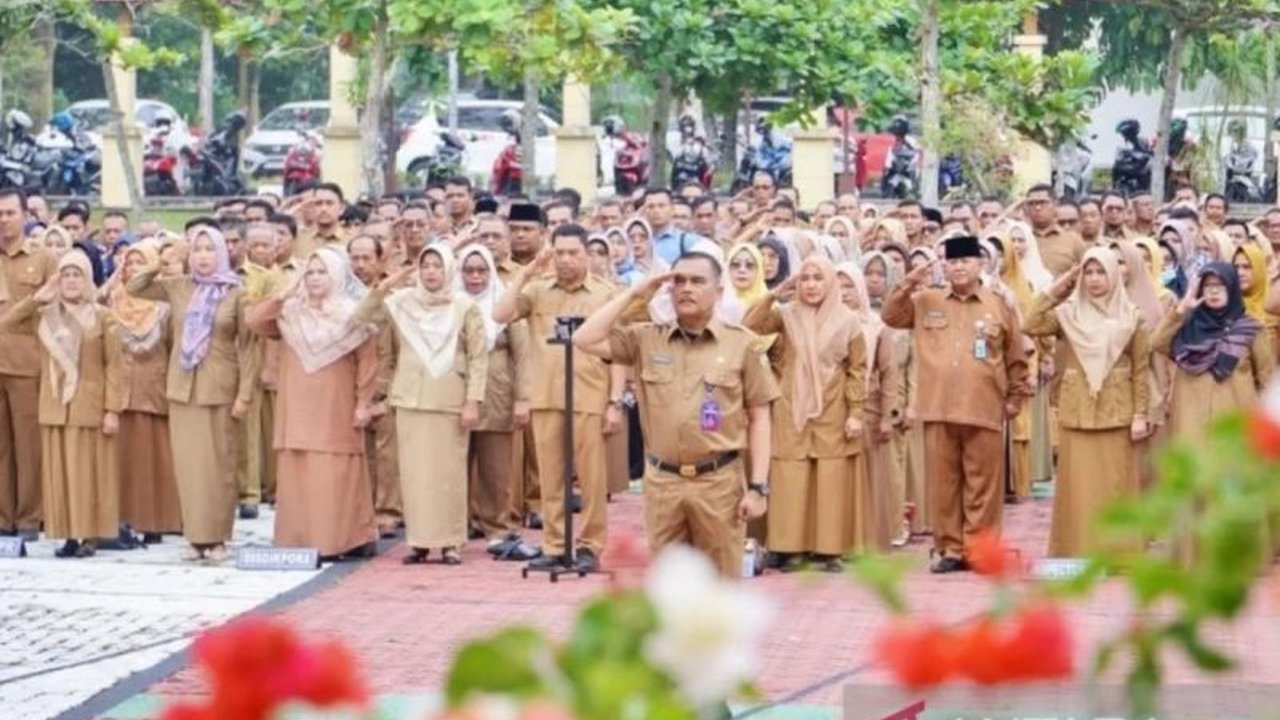 Pemerintah Provinsi Riau menetapkan penyesuaian jam kerja ASN selama Ramadhan 1447 H. Kebijakan ini bertujuan menjaga keseimbangan ibadah dan kinerja, memastikan pelayanan publik tetap optimal.