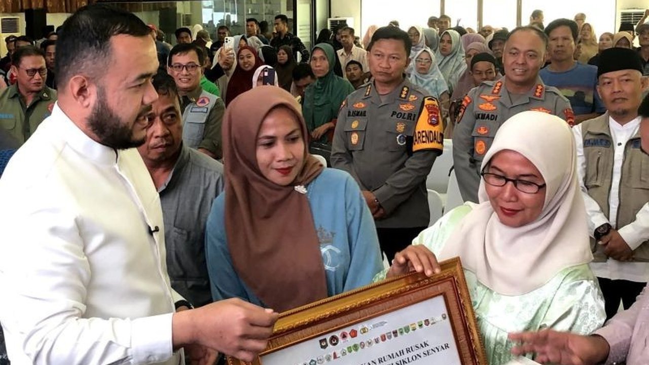 Pemerintah pusat menyalurkan Rp4,5 miliar untuk Bantuan Perbaikan Rumah Padang yang rusak akibat bencana hidrometeorologi, mempercepat pemulihan warga terdampak dan relokasi.