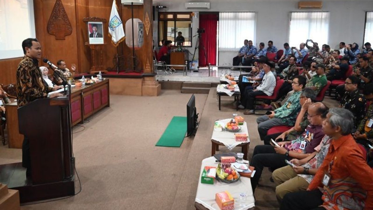 Bupati Purbalingga Fahmi Muhammad Hanif menegaskan Rencana Kerja Pemerintah Daerah (RKPD) Purbalingga 2027 akan fokus pada akselerasi infrastruktur dasar dan pariwisata berkelanjutan untuk mendorong pemerataan ekonomi dan ketahanan sosial.