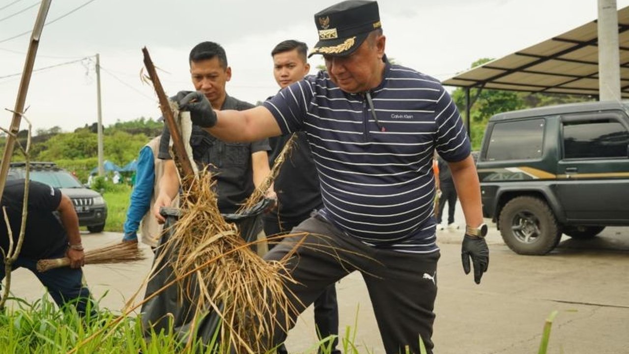 Ratusan orang dari berbagai instansi serentak menggelar Aksi Bersih-Bersih Garut di jalur wisata Jalan Ibrahim Adjie, menindaklanjuti instruksi Presiden RI untuk menjaga kebersihan lingkungan.