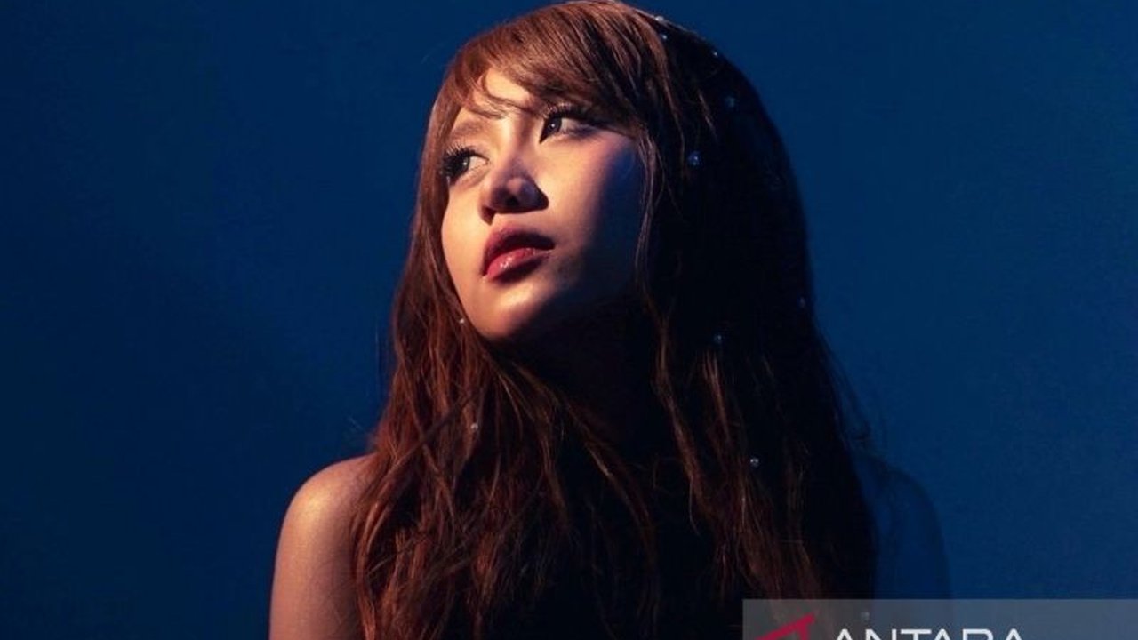 Penyanyi Ghea Indrawari meluncurkan single terbaru '1000x', sebuah karya jujur yang mengajak pendengar merefleksikan cinta sejati dan berhenti membandingkan hubungan tanpa perlu validasi publik.