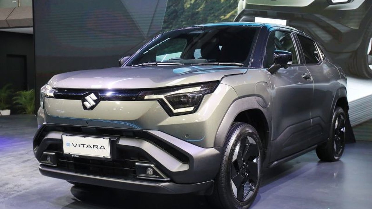 Suzuki e Vitara resmi meluncur di IIMS 2026, menjadi kendaraan listrik penuh pertama dari Suzuki di Indonesia. Simak keunggulan teknologi canggih dan fitur keselamatan lengkap yang ditawarkan SUV elektrik ini.