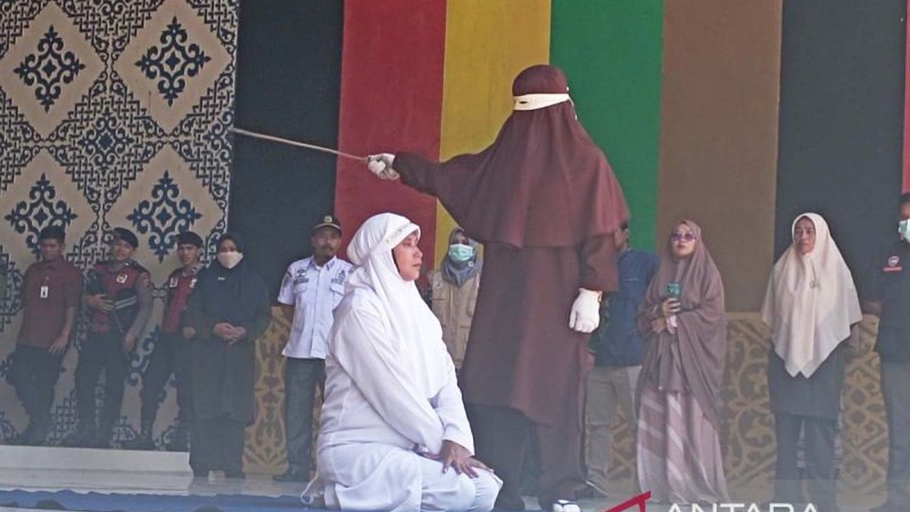 Dua individu di Banda Aceh menerima hukuman cambuk 25 kali setelah terbukti melakukan jarimah ikhtilat, sebuah pelanggaran syariat Islam. Kasus ini menjadi sorotan dalam penegakan qanun hukum jinayat di Aceh.