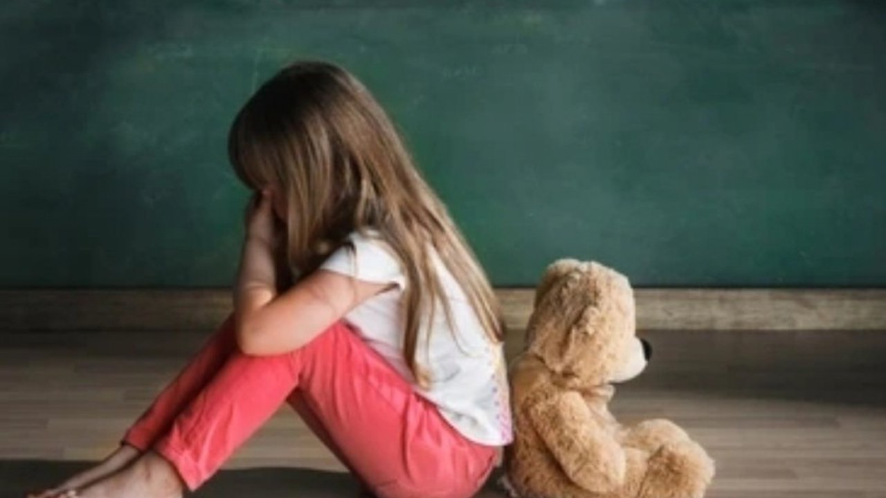 Dokter psikiatri mengingatkan orang dewasa untuk tidak meremehkan masalah anak. Memahami emosi dan respons yang tepat sangat penting untuk mencegah dampak negatif pada kesehatan mental anak.