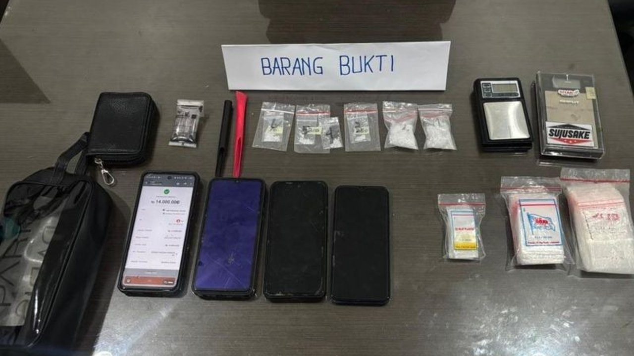 Tim Ditresnarkoba Polda Sultra berhasil meringkus tiga pengedar sabu Kendari di wilayah Kota Kendari, menyita puluhan gram sabu dan mengungkap jaringan peredaran narkotika yang meresahkan masyarakat.