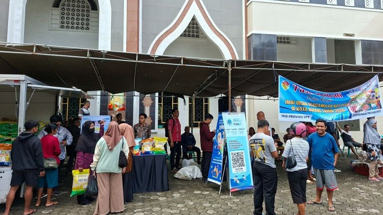 Perum Bulog Kanwil NTT menjamin ketersediaan stok pangan strategis, khususnya beras, aman jelang Ramadhan dan Idul Fitri. Stok Pangan Ramadhan NTT dipastikan cukup hingga empat bulan ke depan, memberikan ketenangan bagi masyarakat.