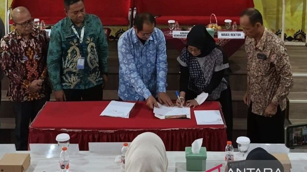 Kementerian Hukum dan Hak Asasi Manusia (Kemenkumham) berupaya mengintegrasikan nilai-nilai hak asasi manusia (HAM) ke dalam kurikulum pendidikan nasional, mulai dari sekolah hingga perguruan tinggi, dengan menyusun rekomendasi kurikulum berbasis HAM.