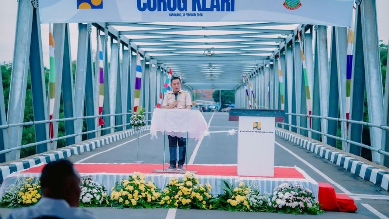 Bupati Karawang Aep Syaepuloh meresmikan Jembatan Curug Karawang senilai Rp60 miliar, membuka akses vital antar kecamatan dan jalur perdagangan, serta mendorong pertumbuhan ekonomi daerah.