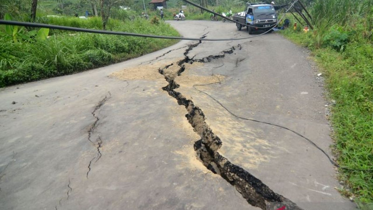 Fenomena tanah bergerak di Indonesia, khususnya di Jawa, seringkali diawali retakan kecil yang luput dari perhatian, namun berpotensi menjadi ancaman besar bagi permukiman warga.