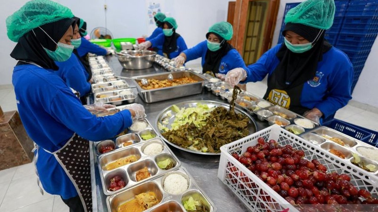 Badan Gizi Nasional (BGN) melaporkan Program Makan Bergizi Gratis (MBG) telah berhasil menciptakan hampir 900 ribu lapangan kerja baru di Satuan Pelayanan Pemenuhan Gizi (SPPG) seluruh Indonesia. Penasaran bagaimana dampaknya?