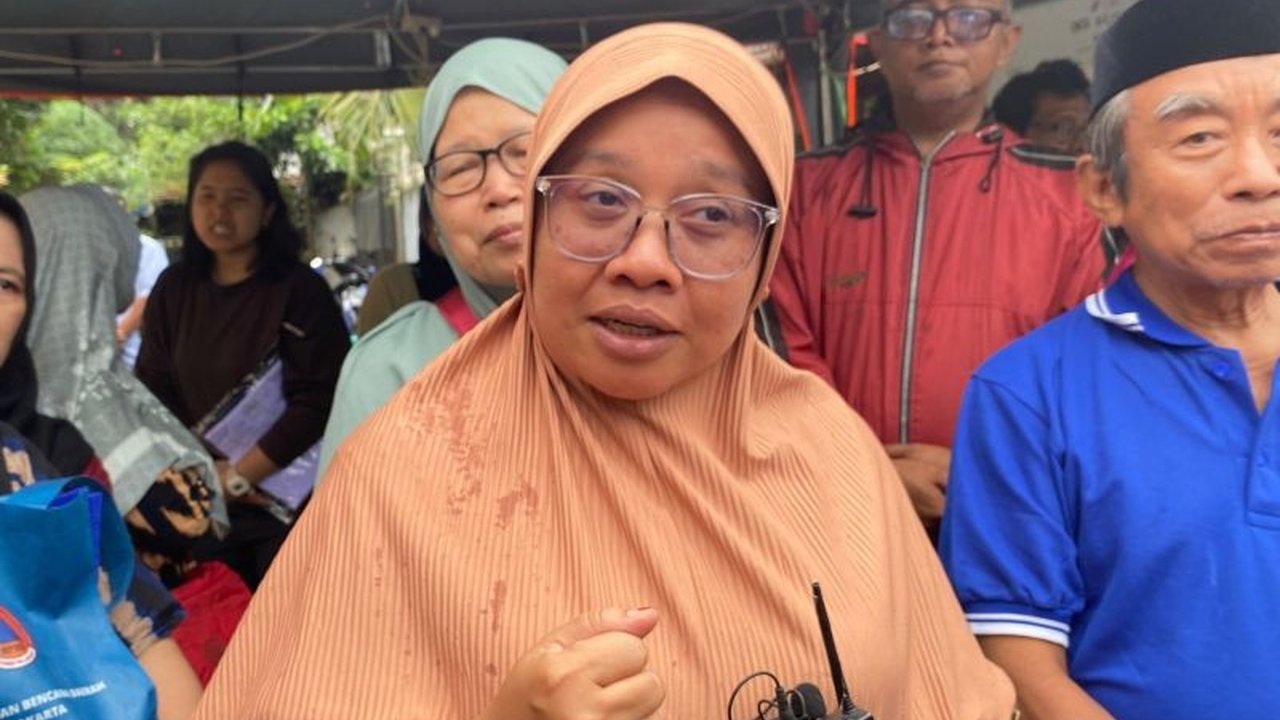 Pasca insiden Kebakaran Mampang Prapatan yang melalap belasan rumah, warga masih menemukan bara api kecil yang memicu kekhawatiran. Pemerintah Kota Administrasi Jakarta Selatan berupaya membantu pemulihan melalui program bedah rumah.