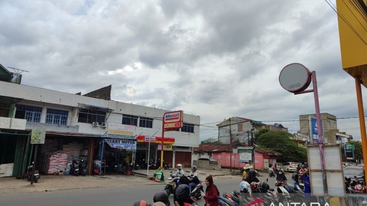 BMKG Bengkulu mengeluarkan peringatan potensi hujan lebat disertai petir dan angin kencang sepanjang Februari. Warga diimbau waspada terhadap bencana hidrometeorologi yang mengancam.