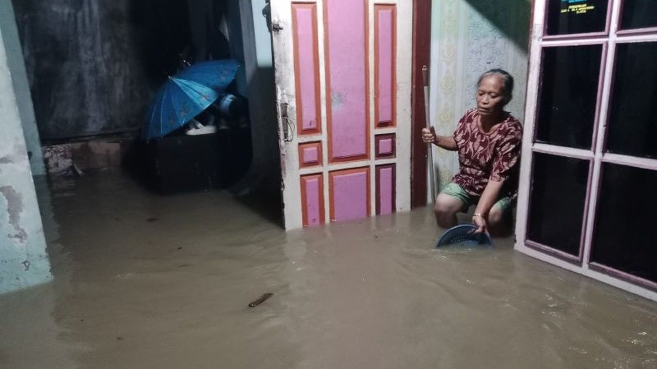 Hujan deras memicu Banjir Jember yang menerjang 17 desa di delapan kecamatan, menyebabkan ribuan kepala keluarga terdampak dan sejumlah infrastruktur rusak.