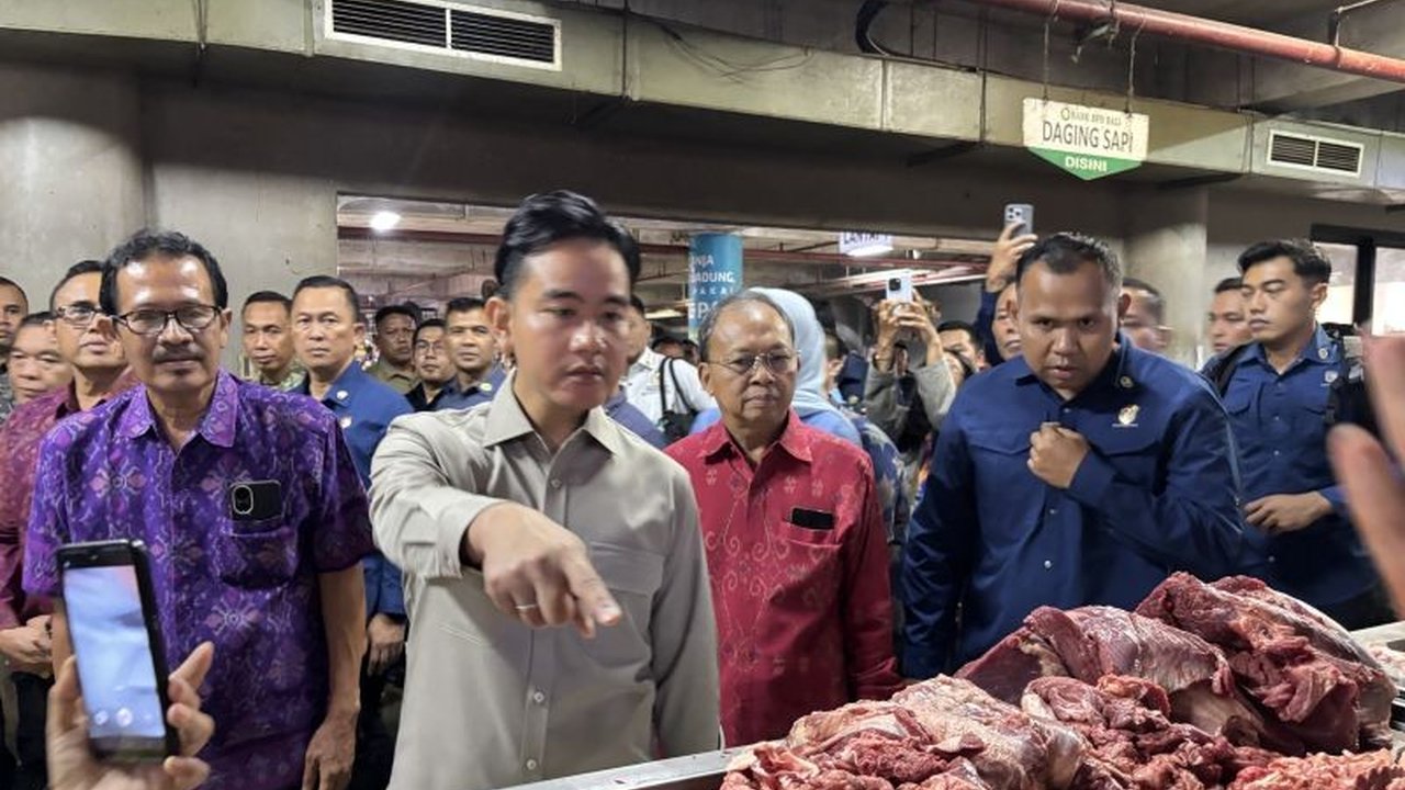 Wakil Presiden Gibran Rakabuming Raka meninjau langsung implementasi subsidi bahan pokok di Pasar Badung, Denpasar, Bali, untuk memastikan stabilitas harga dan menekan inflasi.