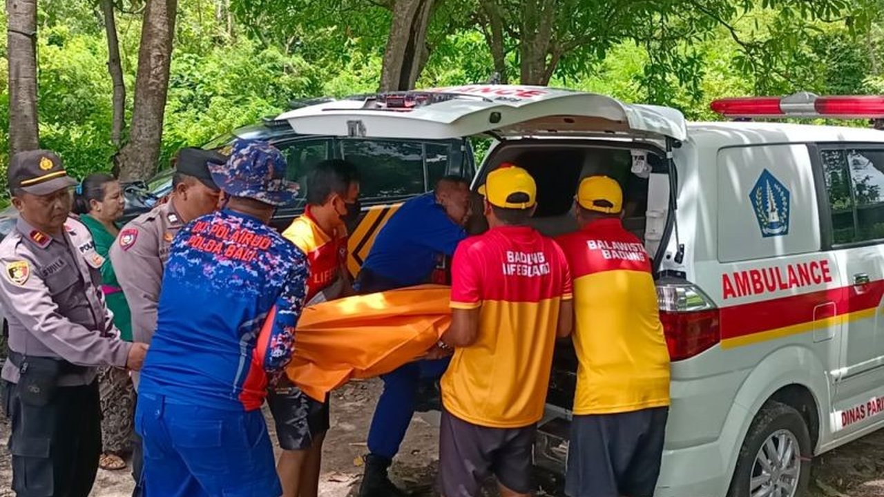 Seorang warga negara asing (WNA) asal China ditemukan meninggal dunia di Pantai Canna, Kuta Selatan, Bali, diduga akibat tenggelam saat berenang. Insiden WNA China tenggelam di Bali ini sedang ditangani pihak kepolisian untuk memastikan penyebab kematian.
