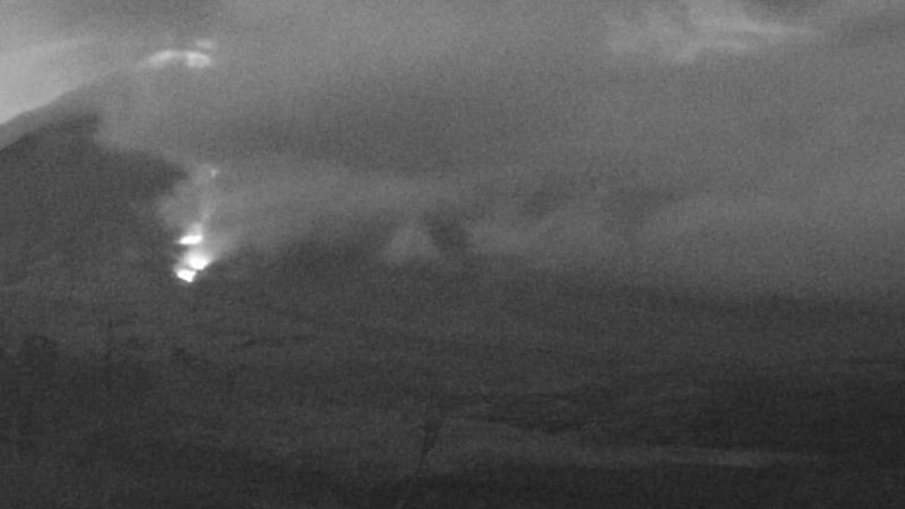 Gunung Semeru di Lumajang, Jawa Timur, kembali menunjukkan aktivitas vulkanik dengan meluncurkan awan panas guguran sejauh 4 kilometer pada Jumat malam, memicu kewaspadaan namun dipastikan aman dari pemukiman warga.