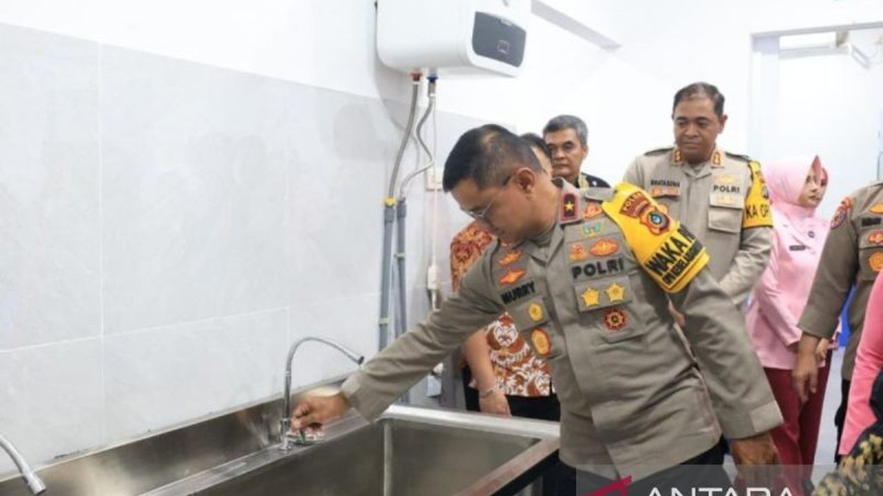 Polda Kepulauan Bangka Belitung telah membangun 10 unit SPPG Polri, diproyeksikan untuk melayani sekitar 21 ribu siswa di Pulau Bangka dan Belitung, mendukung program pemenuhan gizi anak.