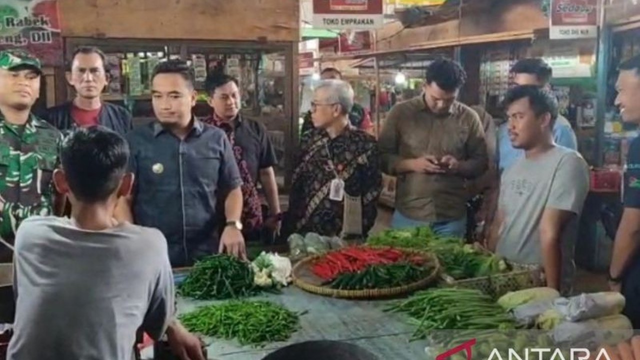 Antisipasi lonjakan harga jelang Ramadhan, Pemerintah Kota Cilegon siapkan operasi pasar cabai rawit guna menstabilkan harga bahan pokok dan mengatasi kelangkaan minyak goreng.