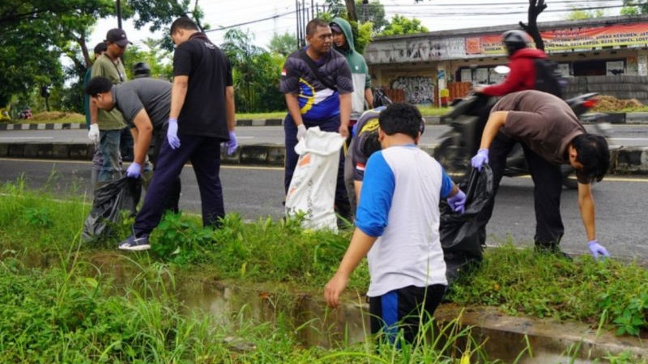 Pemerintah Kabupaten Bantul menginisiasi Gerakan Bantul ASRI melalui kerja bakti bersih lingkungan, bertujuan membudayakan kepedulian terhadap kebersihan demi menciptakan wilayah yang aman, sehat, resik, dan indah.