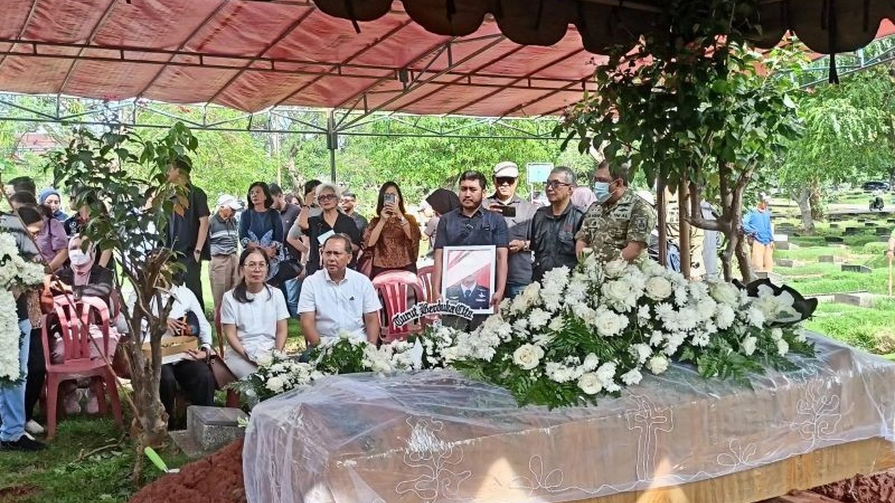 Kopilot Smart Air, Kapten Baskoro Adi Anggoro, dimakamkan di Jakarta Timur setelah tewas ditembak kelompok kriminal bersenjata di Papua, menyisakan duka mendalam bagi keluarga dan kerabat.