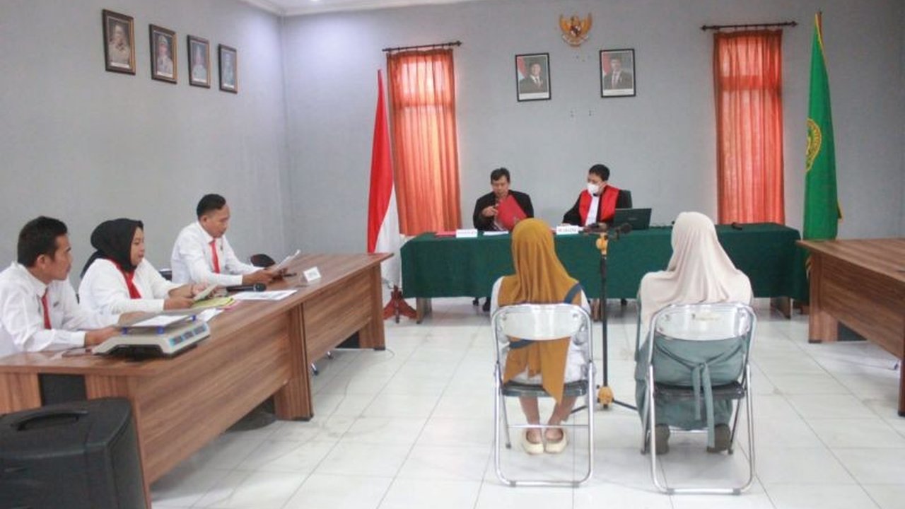 Satuan Polisi Pamong Praja (Satpol PP) Lombok Tengah serius tegakkan aturan. Sidang Yustisi Pelanggaran Perda perdana digelar untuk menindak pelanggar ketertiban umum dan miras. Apa saja yang disasar dalam penegakan ini?