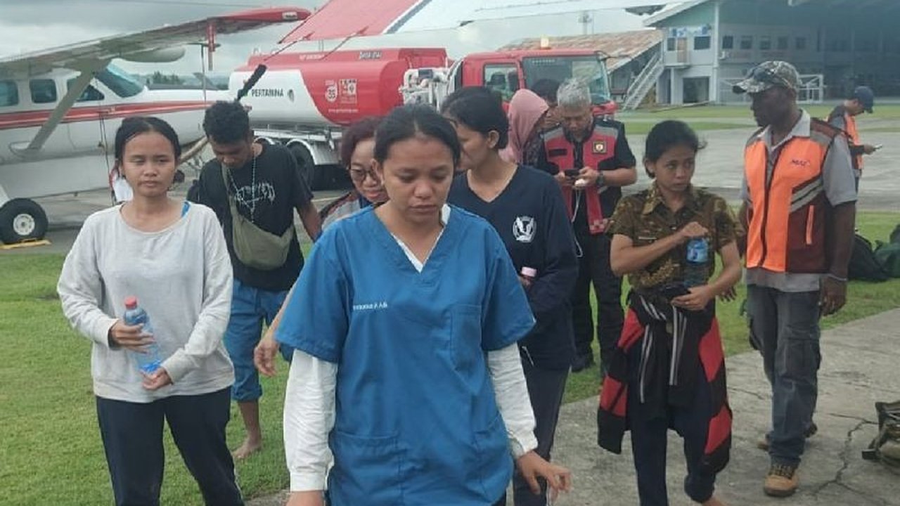 Sembilan guru dan perawat berhasil dievakuasi dari Korowai setelah insiden penembakan pesawat oleh Kelompok Kriminal Bersenjata (KKB), memicu perhatian serius terhadap keamanan di Papua.